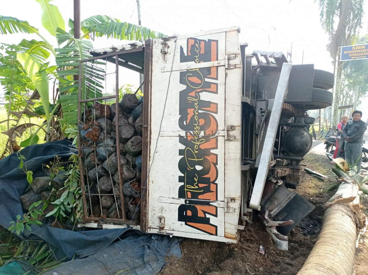 As Patah, Truk Terguling di Jalan Raya Somagede - Susukan