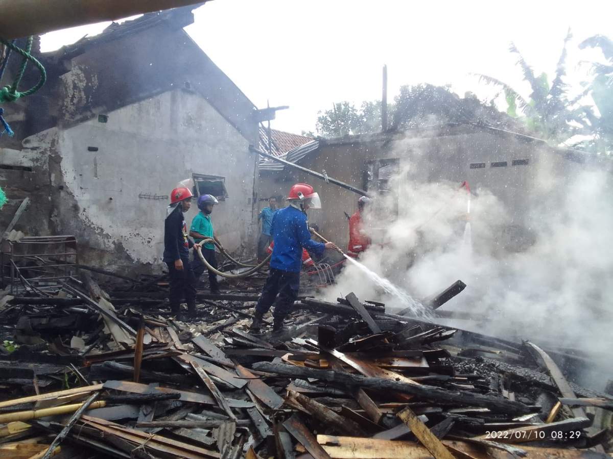 Ditinggal Salat Id, Dua Rumah di Klapagading Wangon Ludes Terbakar