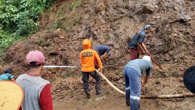 Longsor Tutup Total Akses Jalan di Desa Sambirata Kecamatan Cilongok