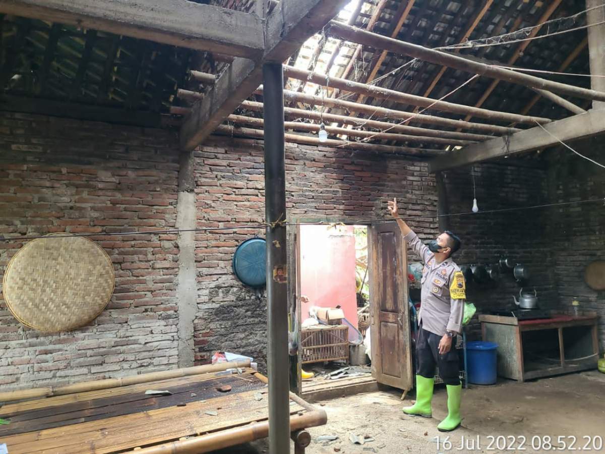 Asminem Kaget: “Baru Ngliep Ada Suara Brak”, Ternyata Pohon Kelapa Timpa Rumahnya