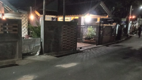 Ngeri! Gunakan Atribut Polisi, Pria Tak Dikenal Tusuk IRT