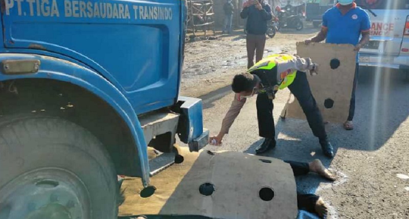 Terpeleset Saat Hendak Menyalip, Pemotor Meninggal Terlindas Trailer