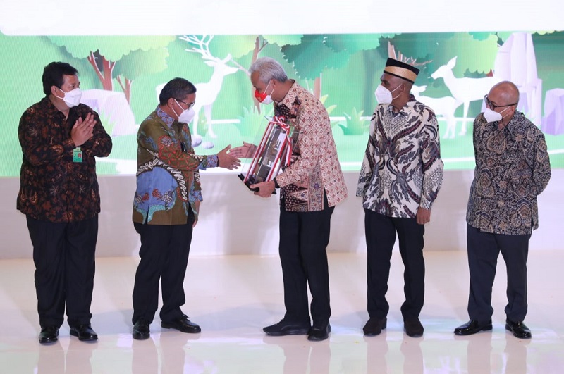 Ganjar Pranowo Terima Penghargaan Green Leadership Nirwasita Tantra