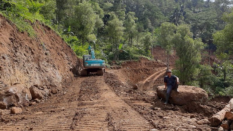Buka Jalan ke Curug Kelapa, Akses Wisata Sepanjang 4,5 Km Dikerjakan