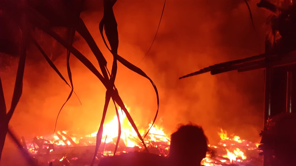 Jelang Subuh, Dua Rumah di Desa Losari Rawalo Kebakaran