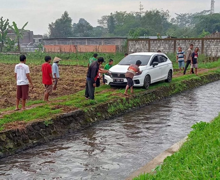 Viral, Mobil Jazz Terjebak di Persawahan Mersi Purwokerto, Ini Gara-garanya