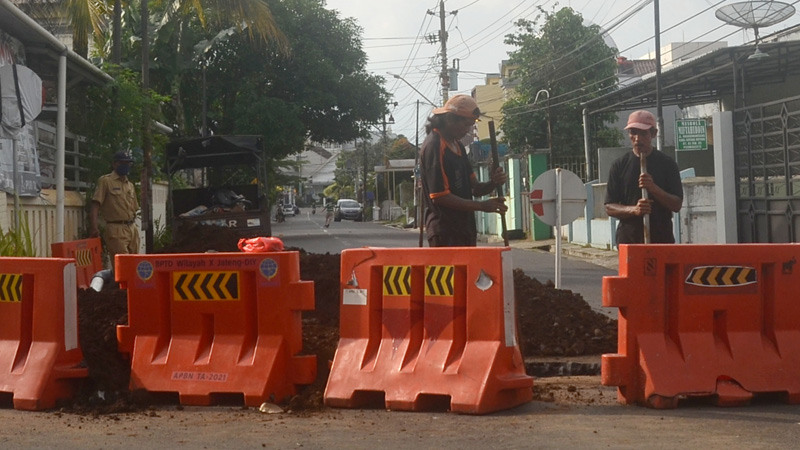 Drainase Jalan Ragasemangsang Diperbaiki, Arus Lalin Dialihkan