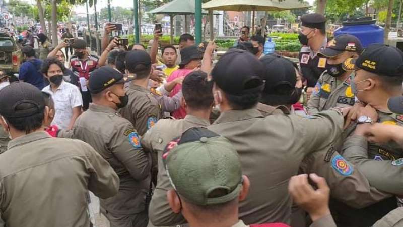 PKL dan Satpol PP Saling Dorong di Kota Tegal