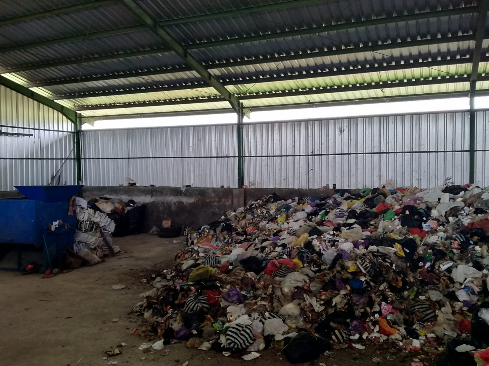 Pemilahan Sampah di Pusat Daur Ulang Rejasari Vakum