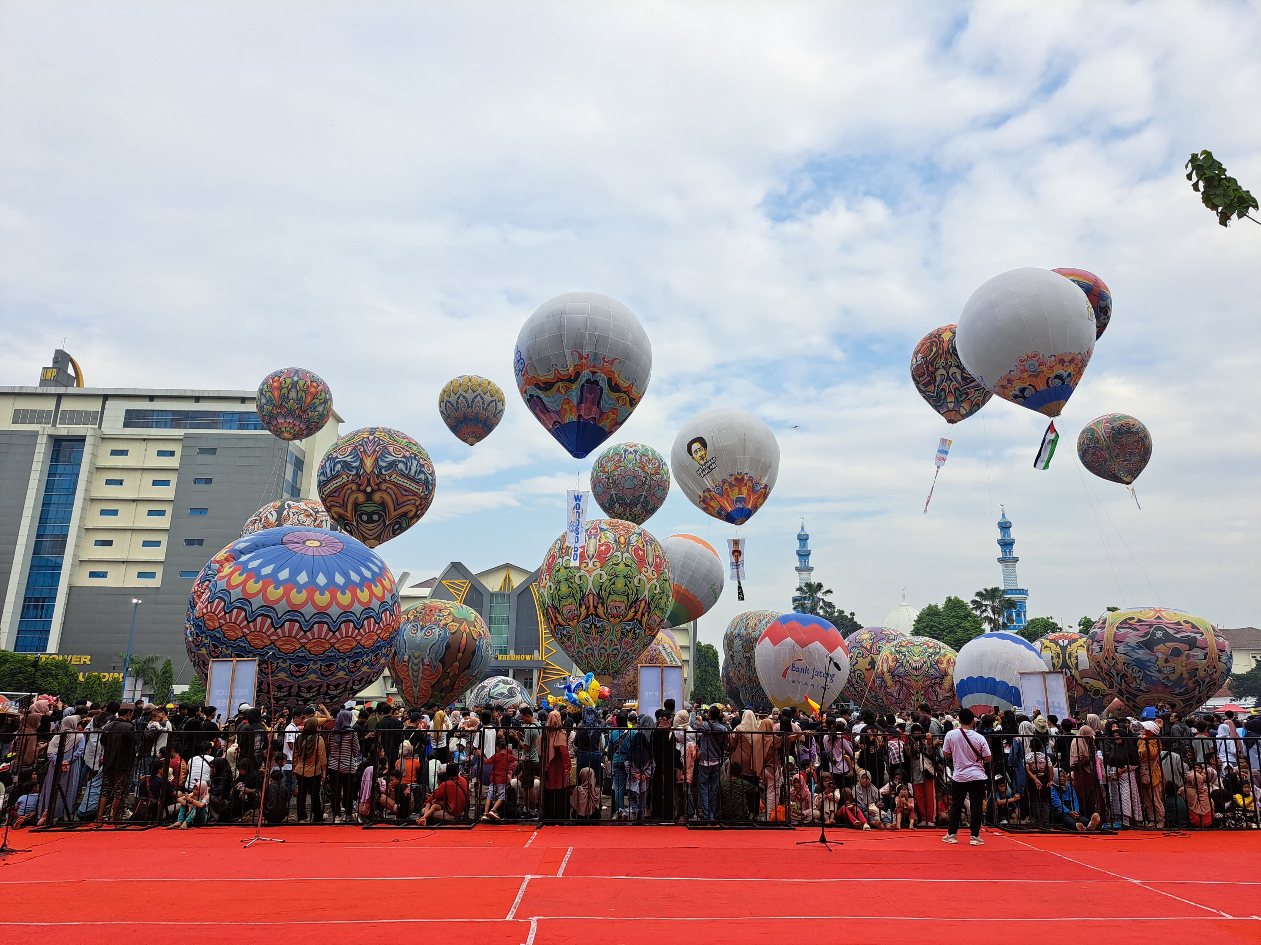 Kemeriahan Festival Balon Udara UMP 2024 Mengudara di Purwokerto