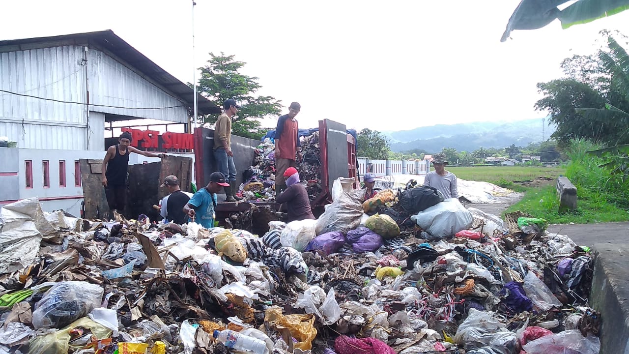 Dump Truk Mati, Volume Sampah Membludag