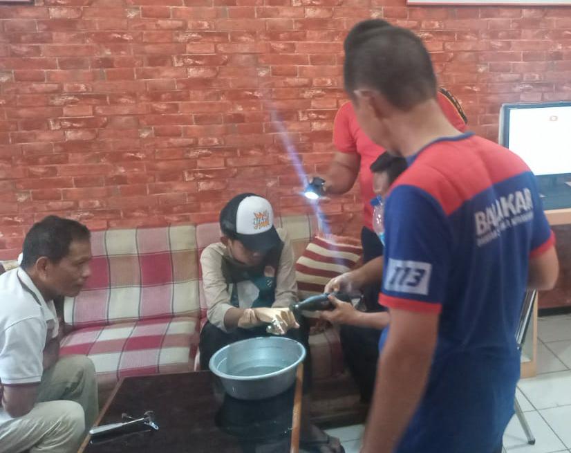 Engsel Jendela Nyangkut di Jari Pelajar Warga Kelurahan Cilacap, Petugas Damkar Cilacap Turun Tangan