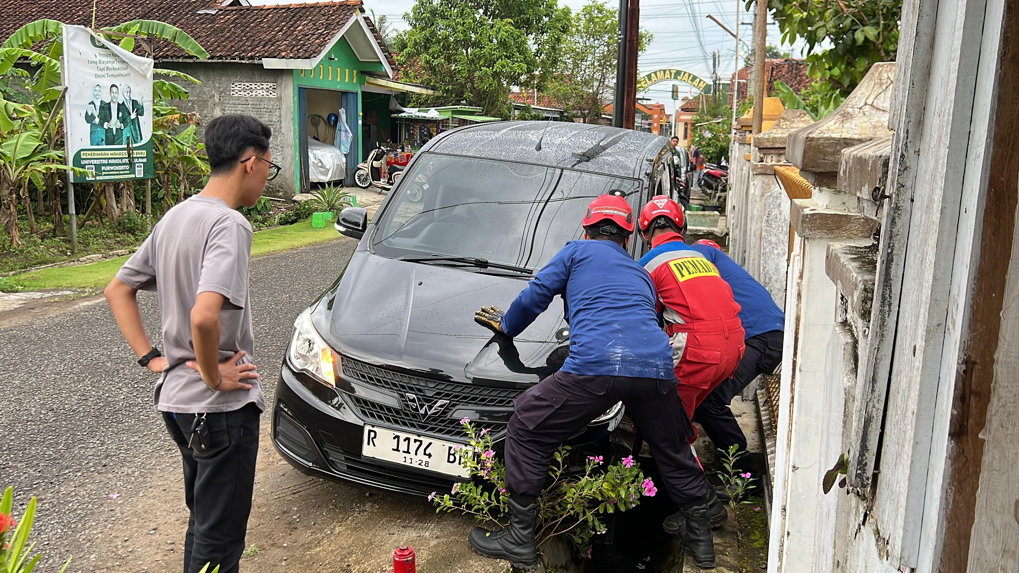 Damkar Kroya Evakuasi Mobil Terperosok di Jalan Candradimuka Kroya Cilacap