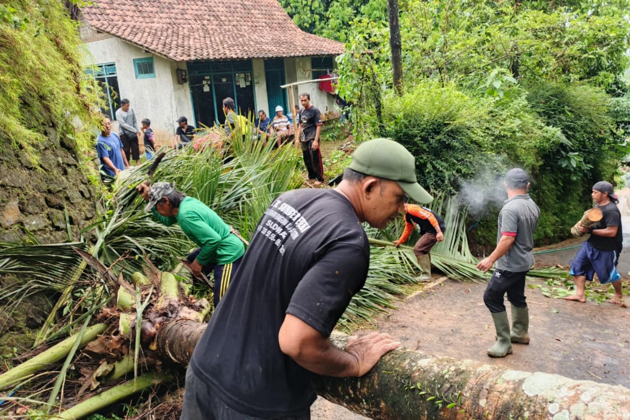 Longsor di Desa Tumiyang, Pekuncen, 11 Rumah Warga Sempat Terisolir