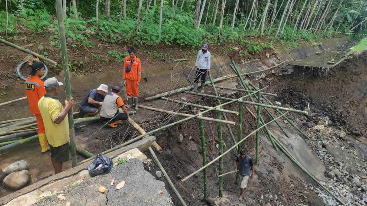 Saluran irigasi Induk di Desa Kediri, Karanglewas Ditangani Darurat