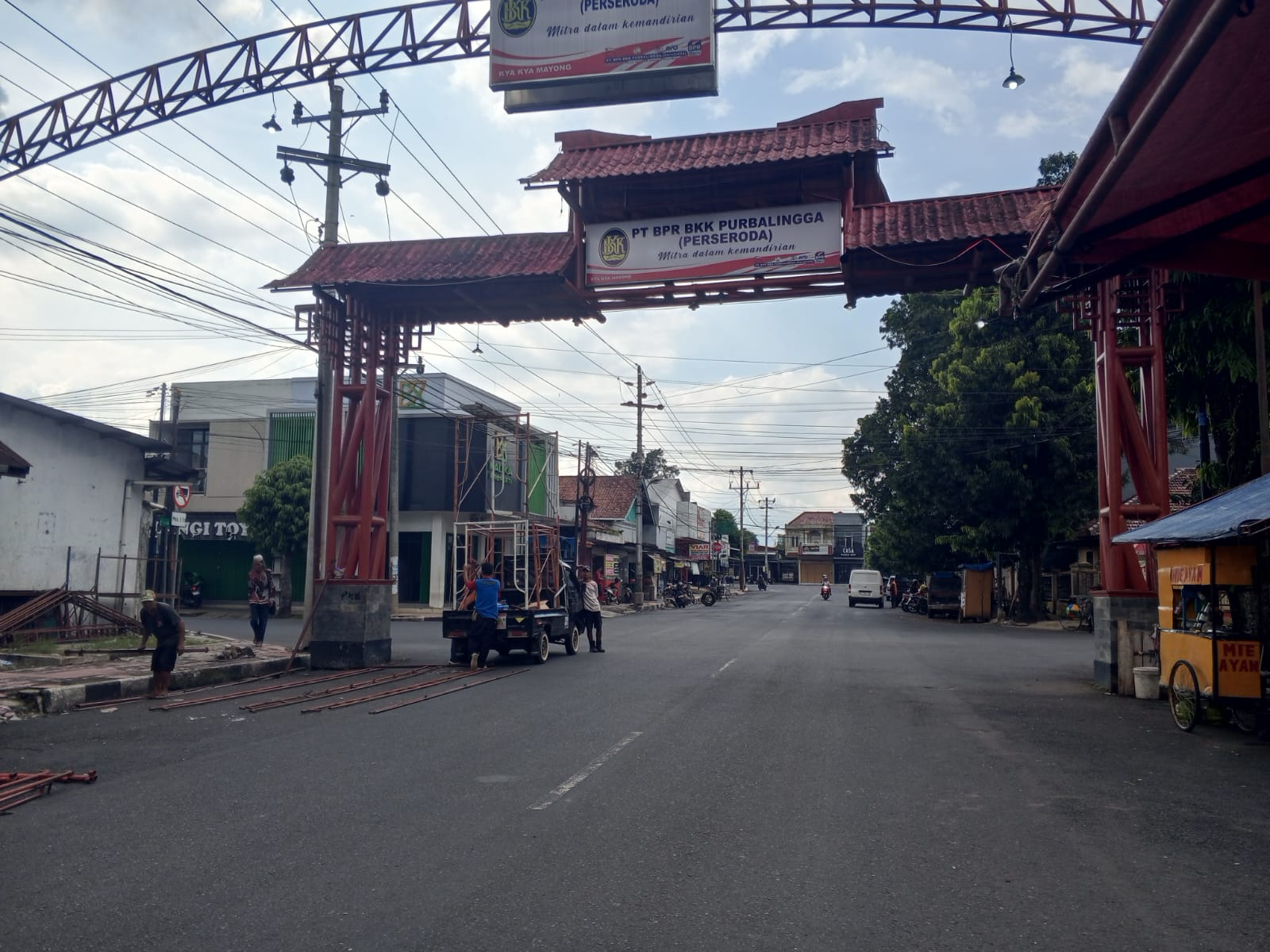 Rusak Sepekan Lebih, Lampu Jalan Kya- Kya Mayong Akhirnya Diperbaiki