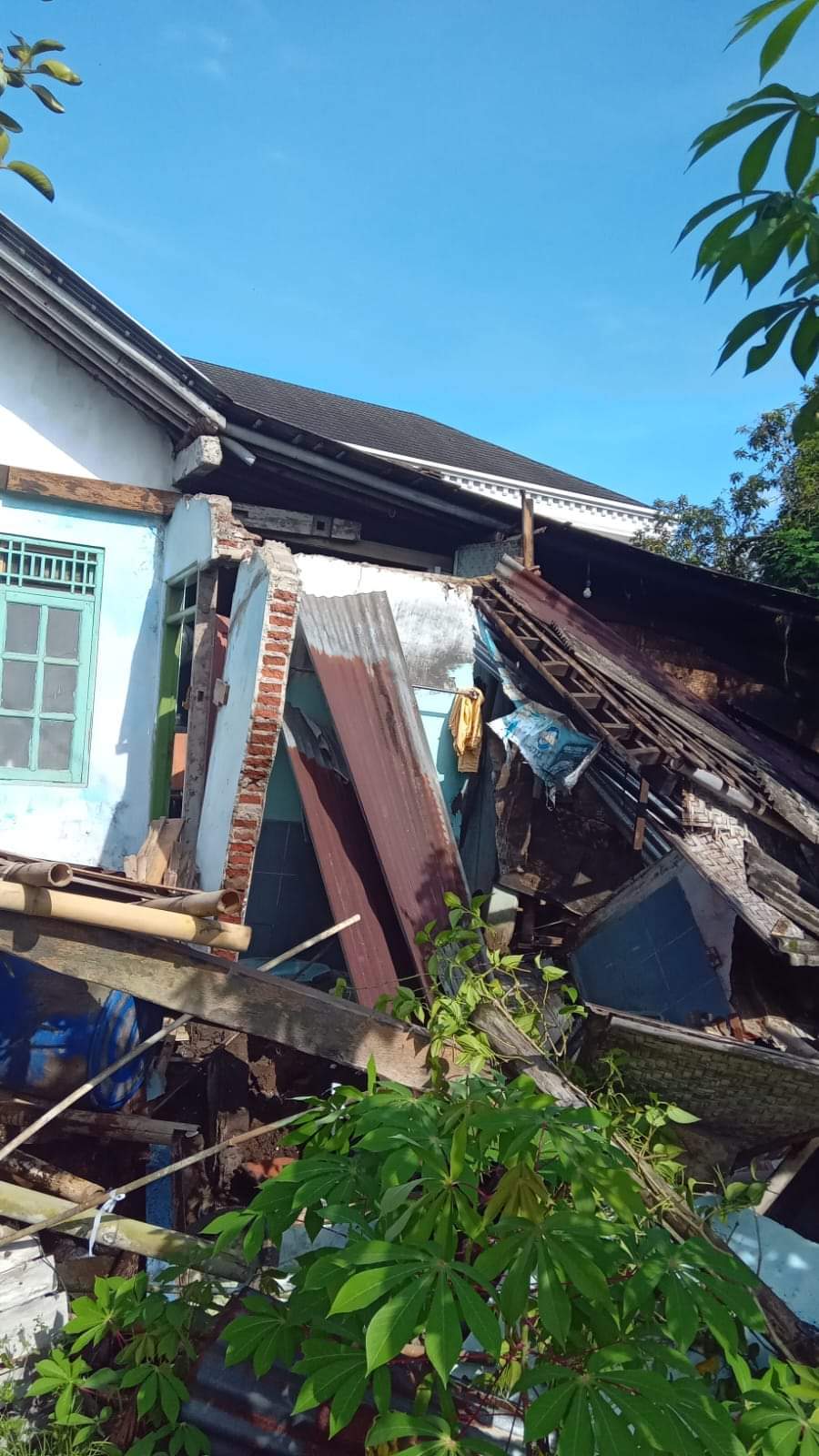 Rumah Warga di Kotayasa Sumbang Roboh Tergerus Air Selokan, 1 Orang Penghuni Rumah Luka Tertimpa Bangunan