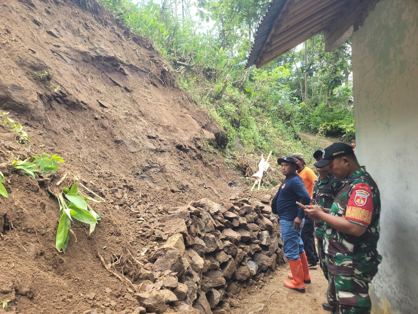 Tebing Longsor Ancam Penduduk Rowokele