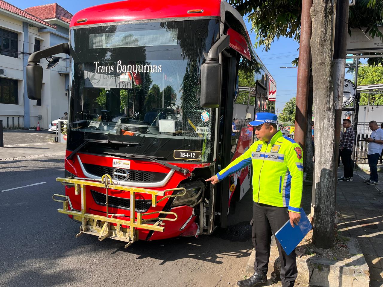 Bus Trans Banyumas Tabrak Empat Kendaraan, Sopir Diduga Mengantuk Saat Menyetir
