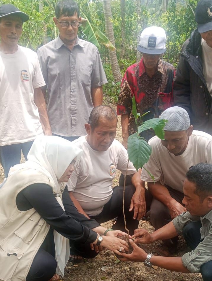 Penguatan Tani Merdeka Banyumas, Hijaukan Bukit Tajum 