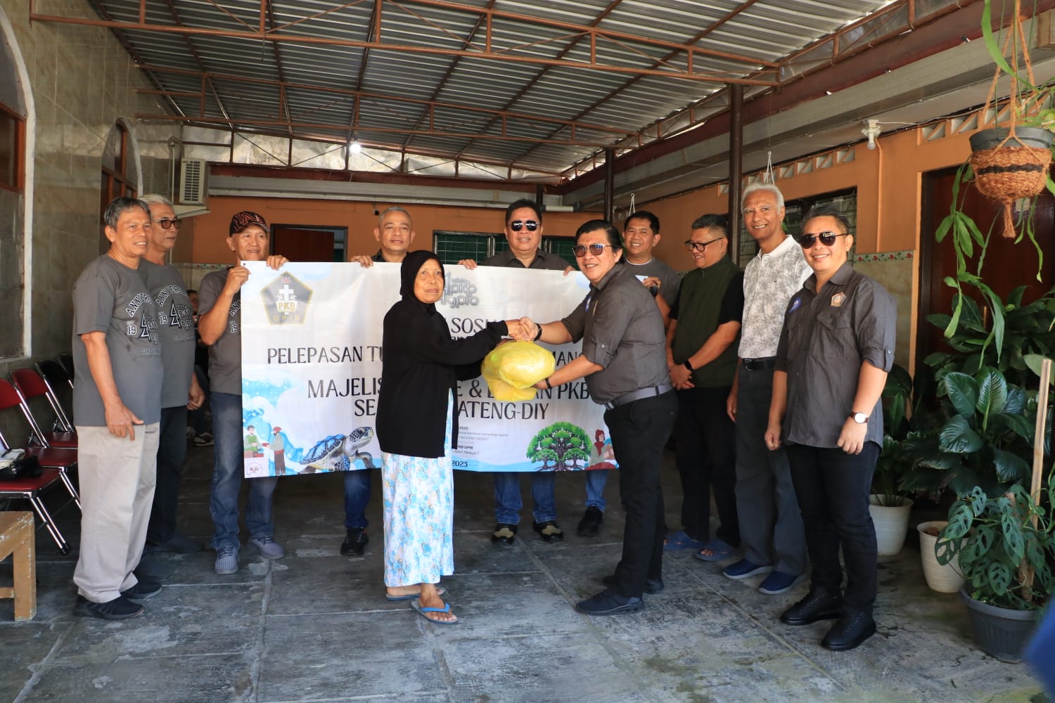 HUT ke-44, Pelkat PKB GPIB Bagikan Ratusan Paket Sembako untuk Warga Cilacap