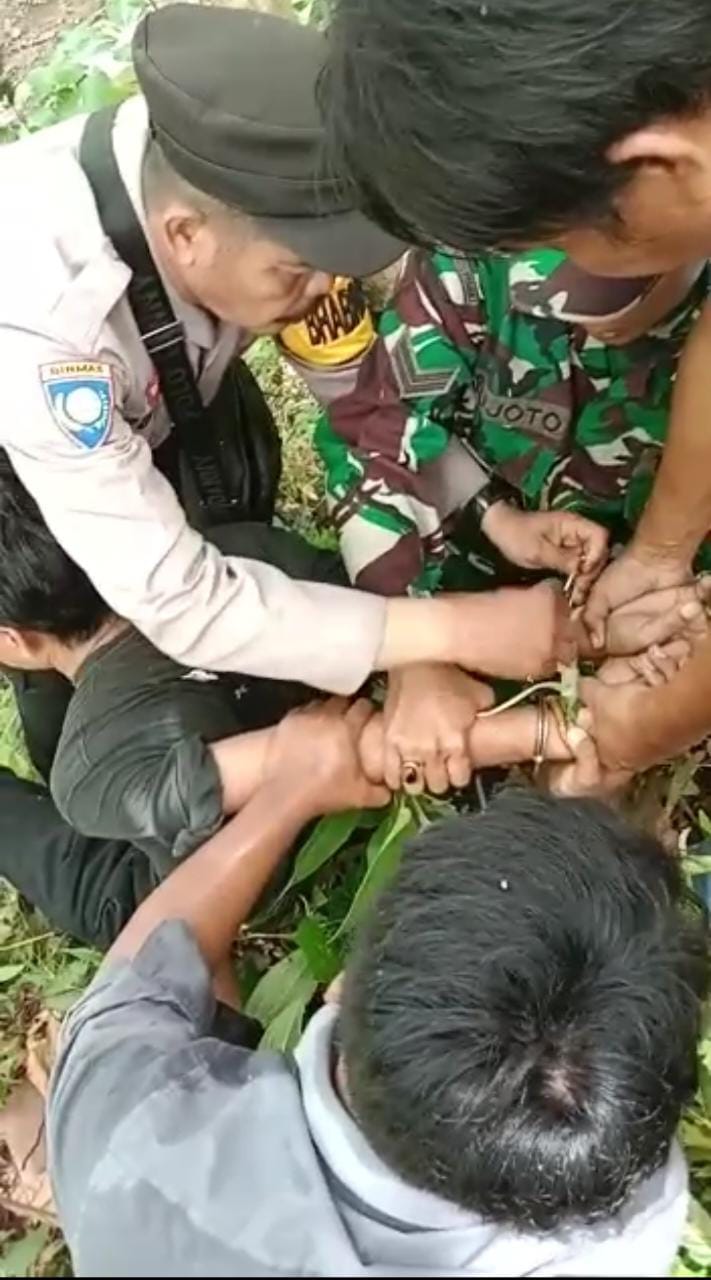 Lelaki ODGJ yang Bacok Ibu Kandungnya di Gumelar Ditangkap Setelah Bersembunyi di Hutan 3 Jam