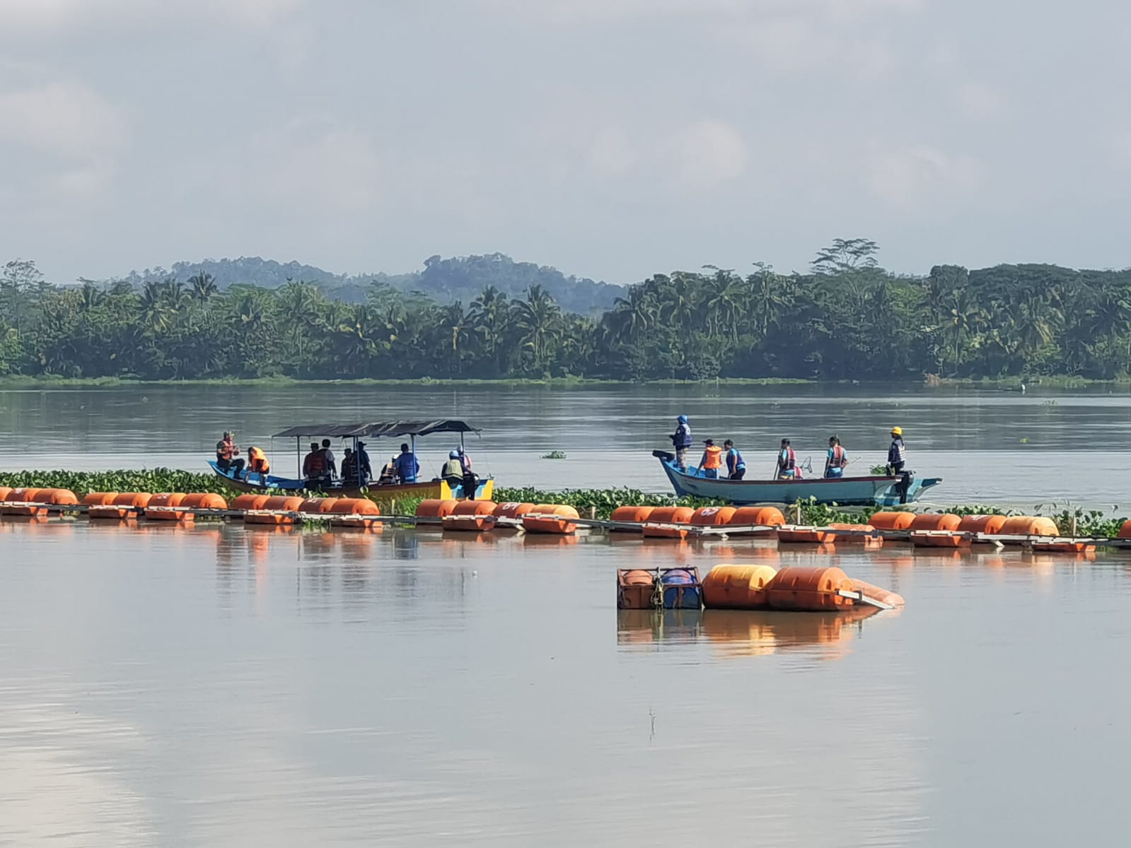 Jaga Usia Waduk Mrica Banjarnegara, Karyawan dan Relawan Bersihkan Sampah Plastik dan Eceng Gondok