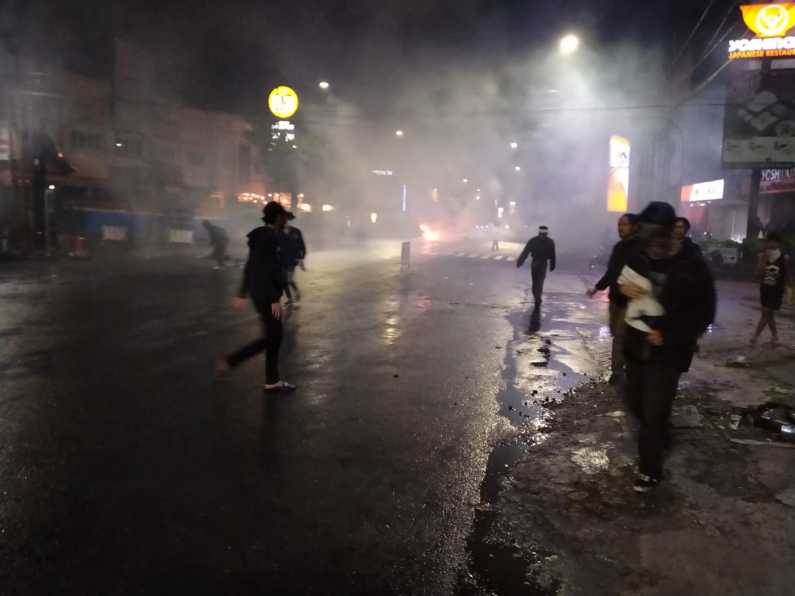 Bentrok Terus Berlangsung, Pedagang Kocar-Kacir