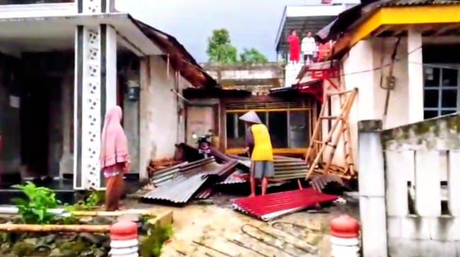 Puting Beliung Terjang Kotayasa Banyumas, Atap Rumah Warga Berterbangan