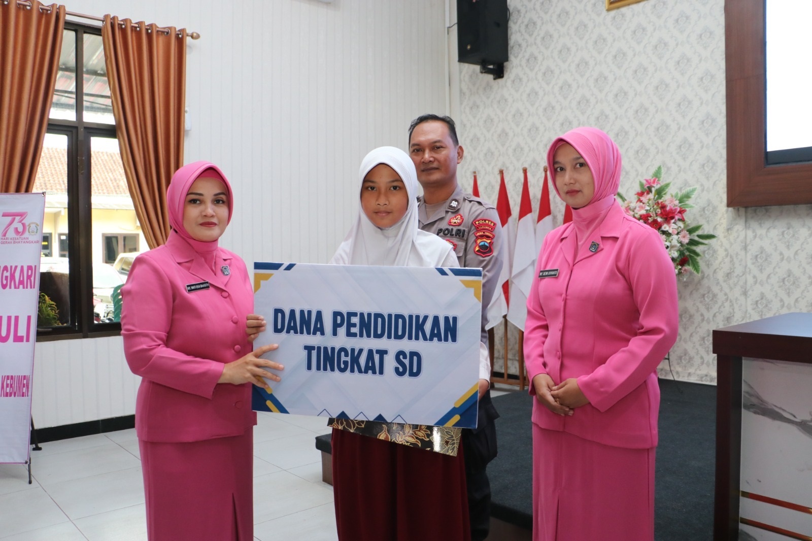 Tiga Siswa Berprestasi Dapat Bea Siswa