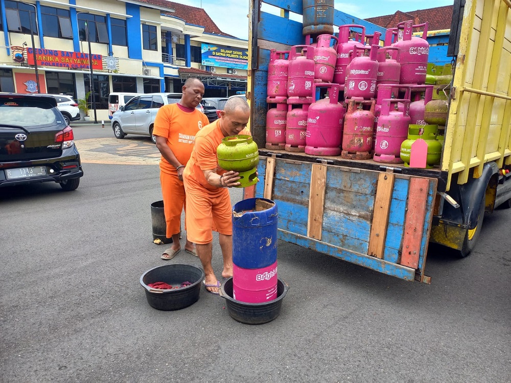 Oplos Gas LPG 3 Kg ke Tabung 12 Kg, 2 Orang Ditangkap Polisi