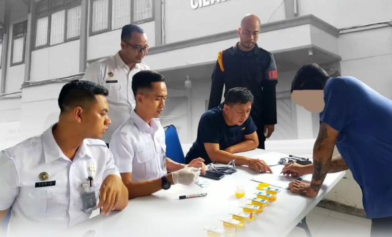 Berantas Narkoba, Lapas Cilacap Gelar Tes Urin Mendadak untuk Warga Binaan