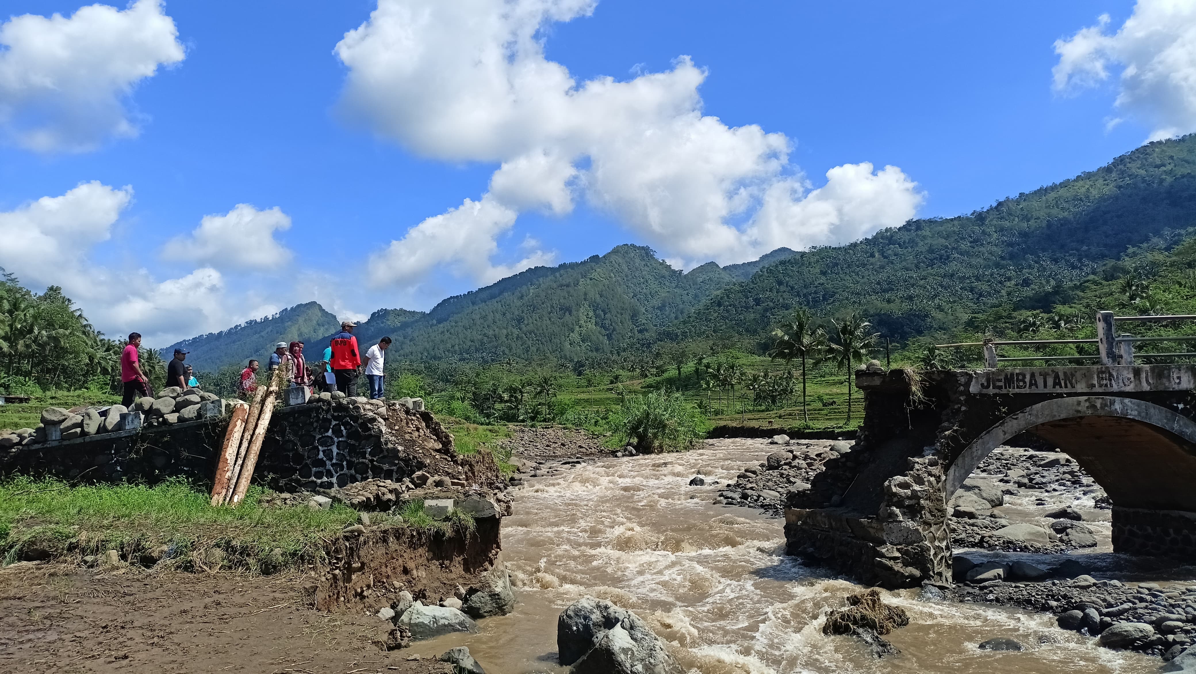 Hujan Deras Akibatkan Jembatan Putus dan Bencana Tanah Longsor di Desa Tunjungmuli
