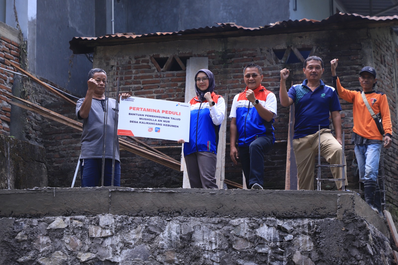 Misi Kemanusiaan Pertamina di Musholla An Nur, Mengokohkan Bangunan Talud, Memastikan Aman untuk Bersujud