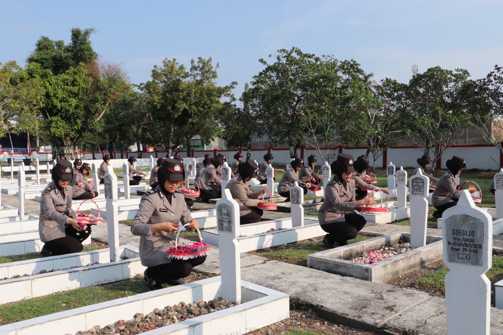 Hari Jadi ke-77, Polwan Kebumen Ziarah Makam Pahlawan