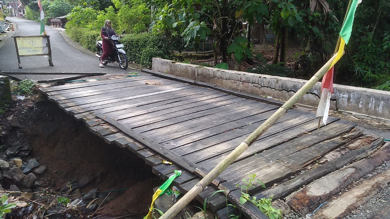 Bahaya, Jembatan Darurat di Desa Watuagung Ditutup