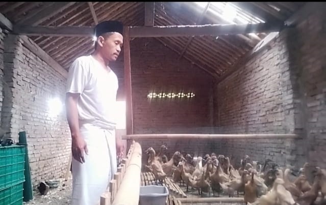 Warga Alian Uji Coba Limbah MBG untuk Bebek