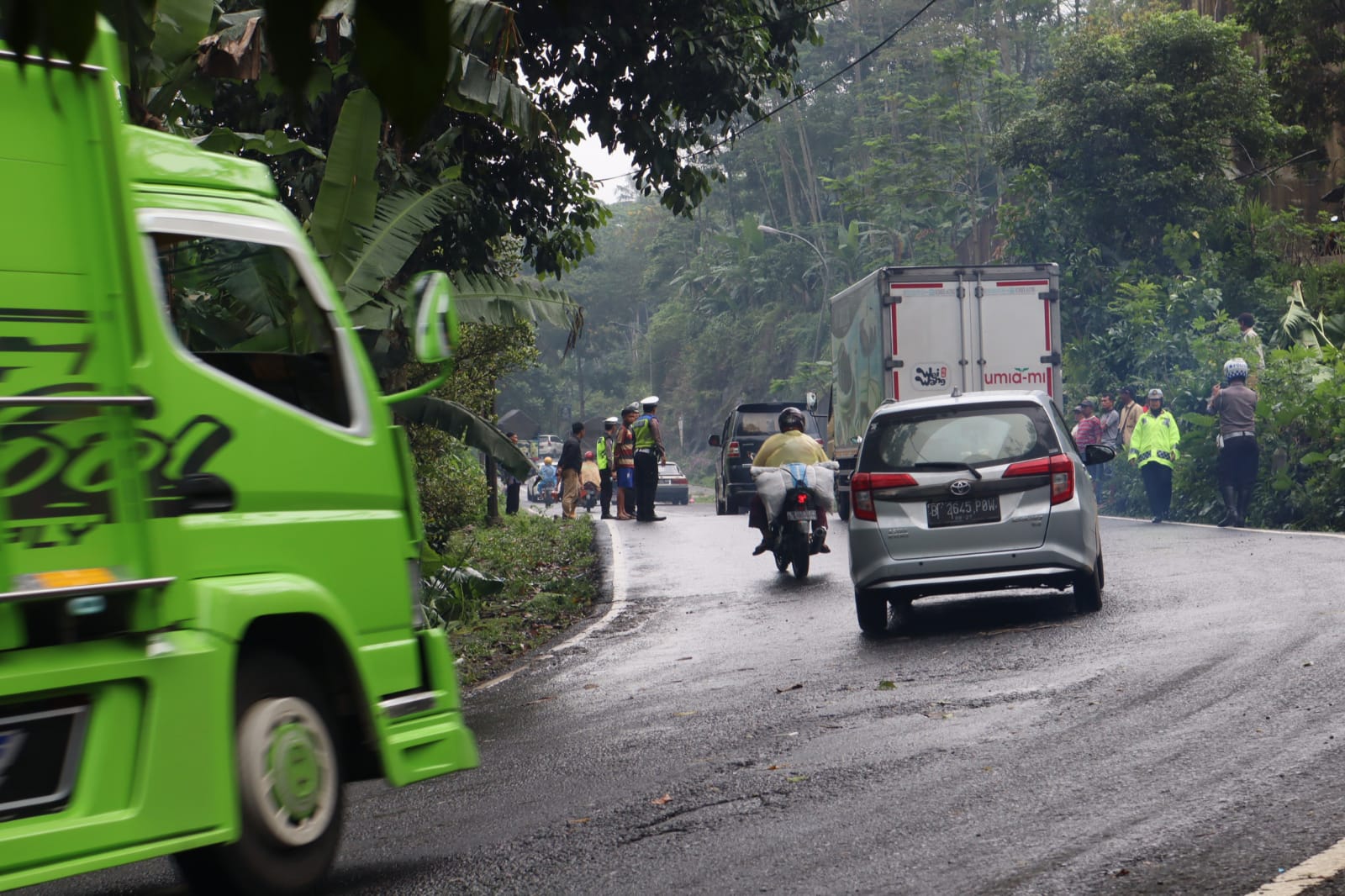 Truk Terguling di Bayeman Berhasil Dievakuasi, Arus Lalu Lintas Kembali Normal