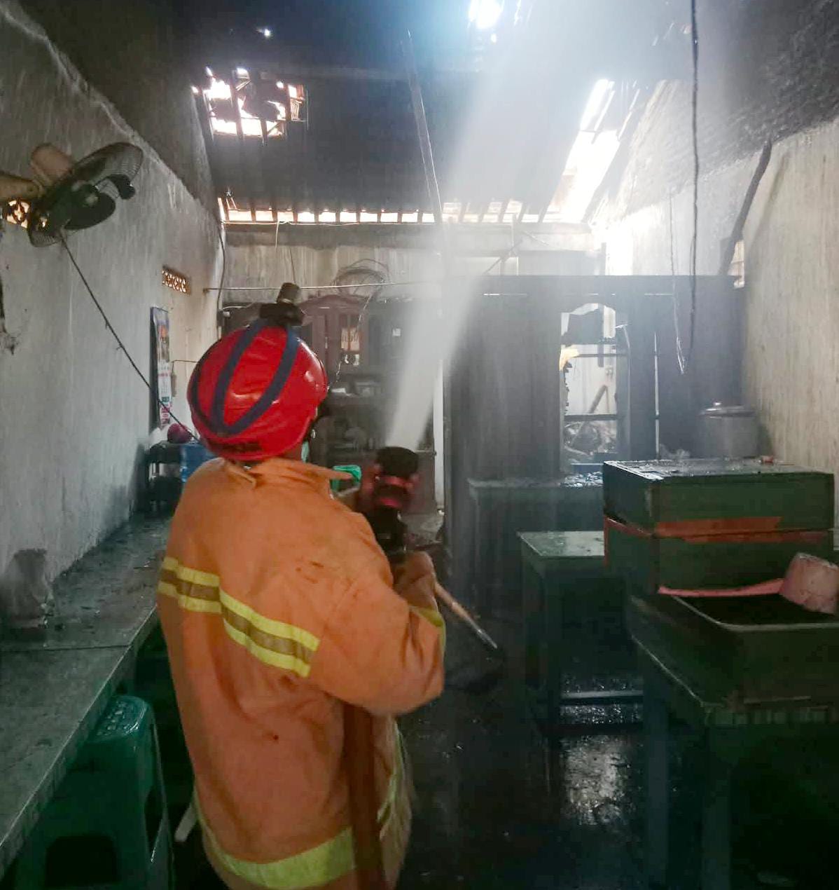 Diduga Akibat Korsleting, Ruko Bakso di Binangun Cilacap Terbakar