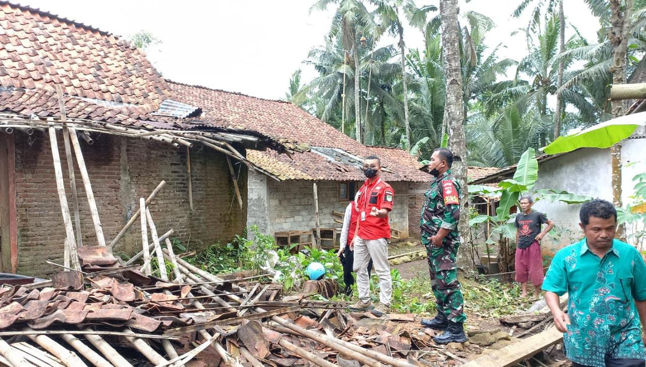 Dihantam Angin Kencang dan Kondisi Lapuk, Dua Rumah di Cilongok Ambruk