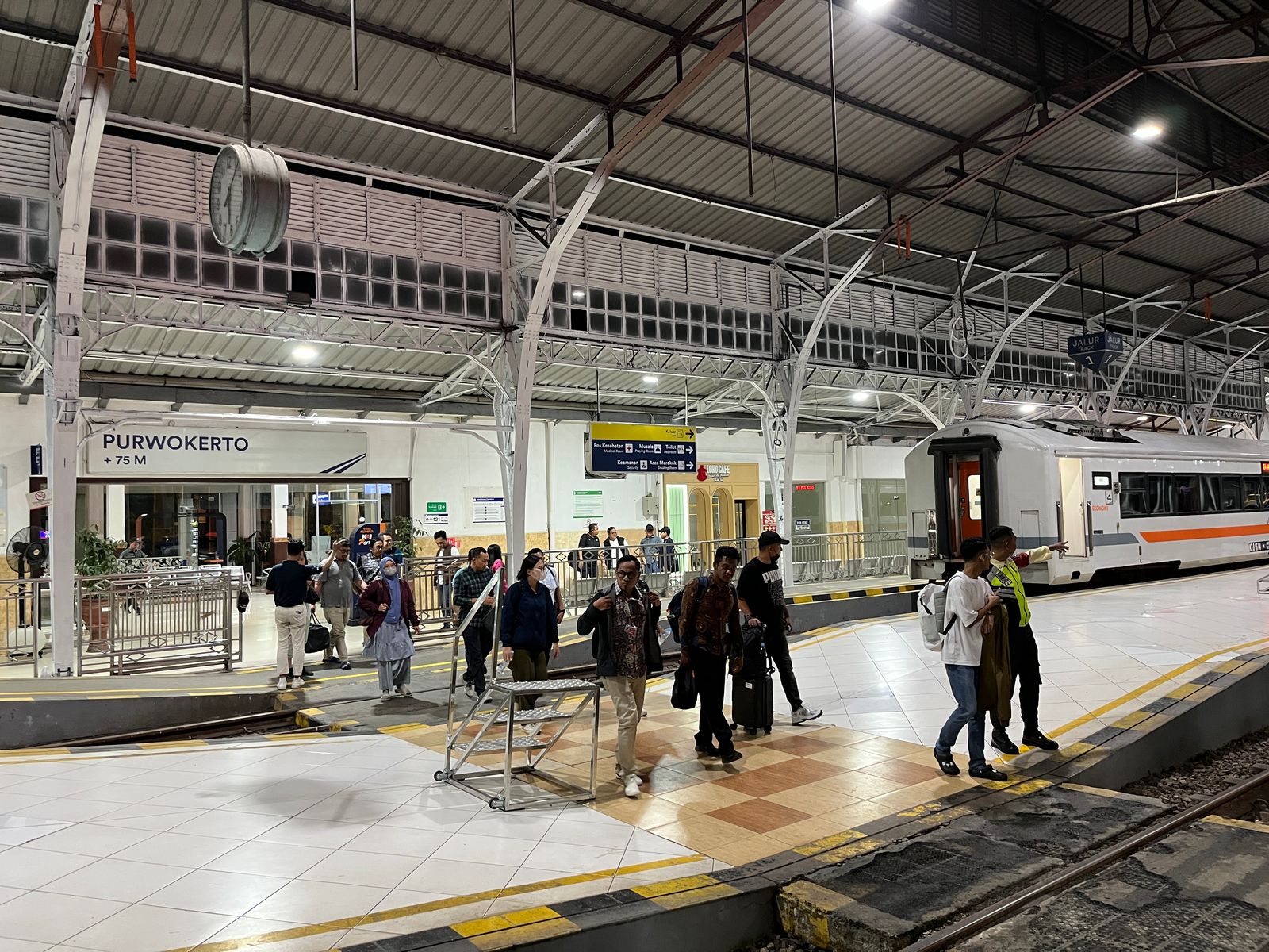 Lonjakan Penumpang KA Selama Libur Kenaikan Isa Almasih, Stasiun Purwokerto Terpadat