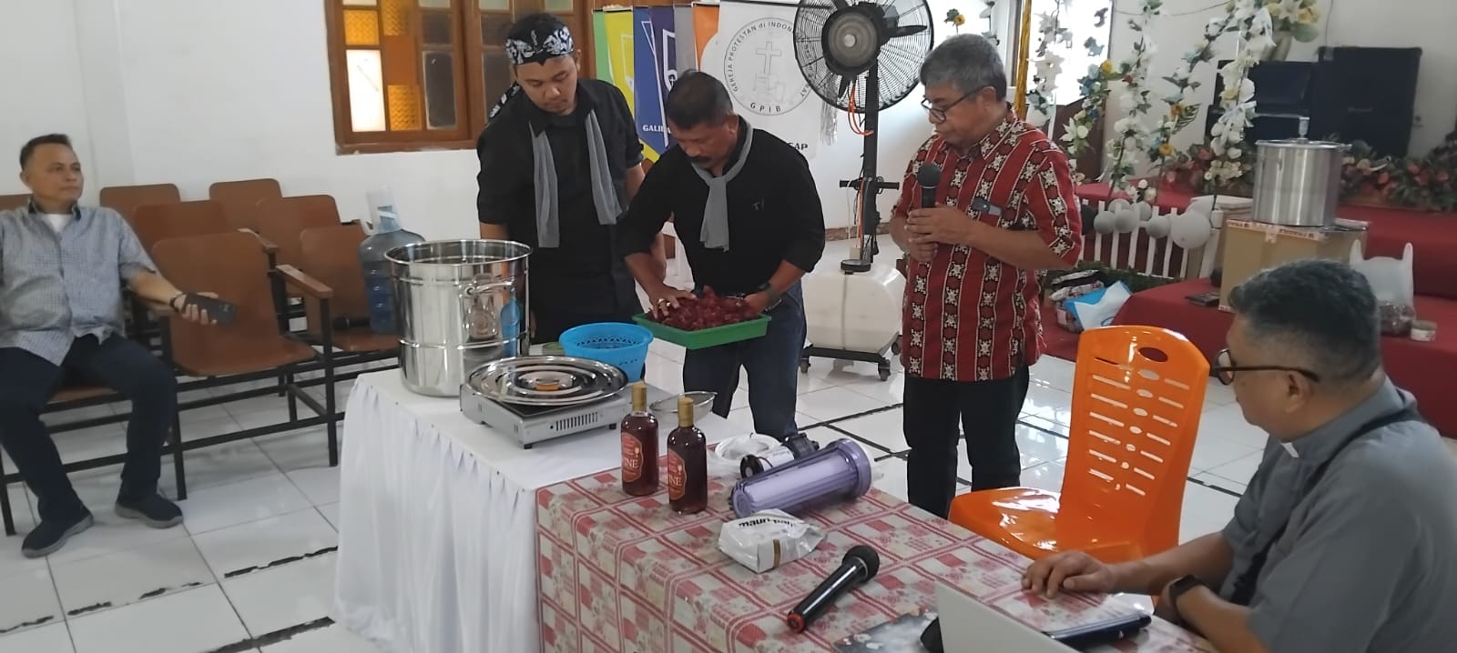 Baksos Hingga Pelatihan Pembuatan Anggur Rosela Warnai HUT ke-44 PKB GPIB di Cilacap