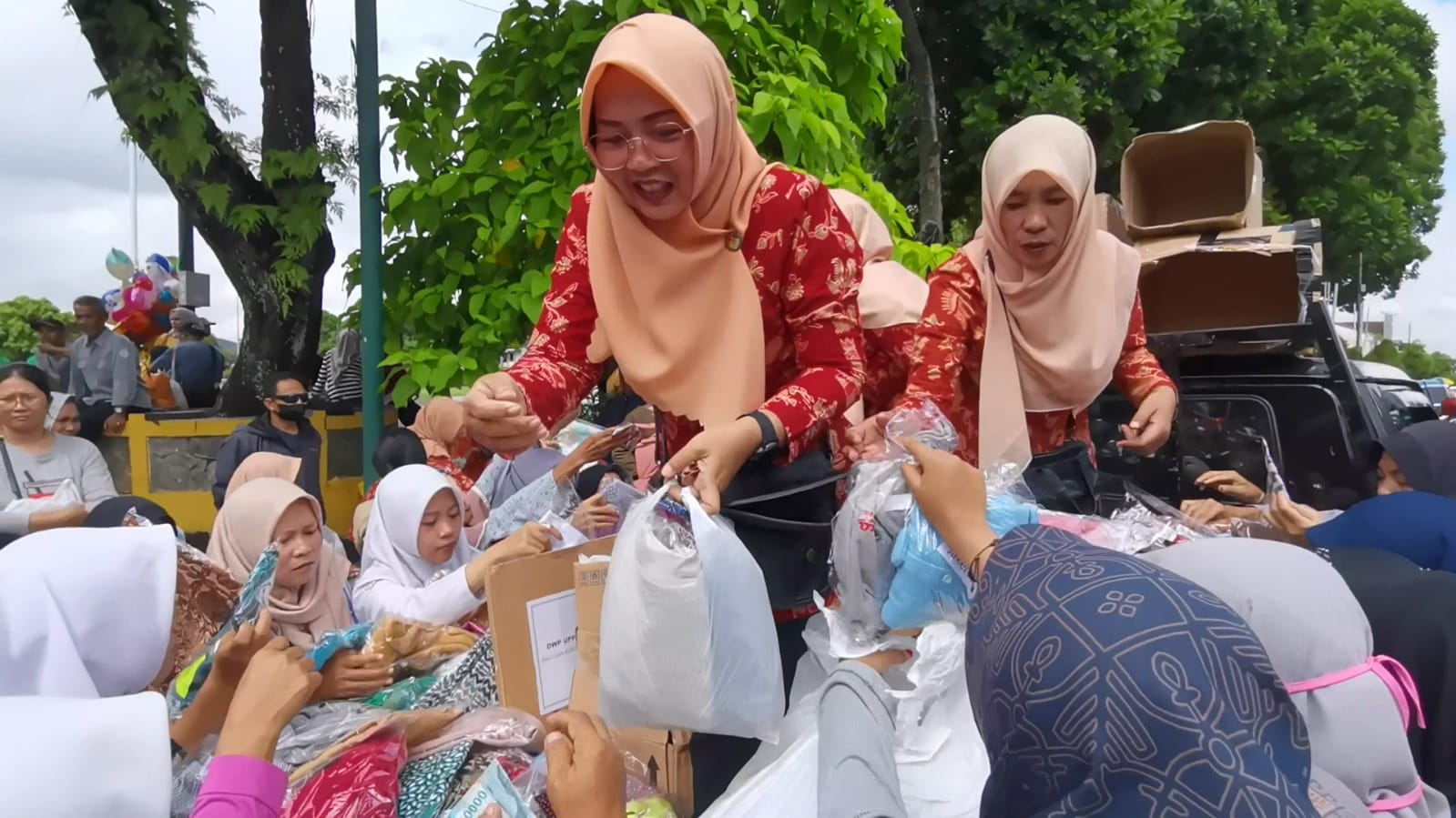 Baju Pantas Pakai Ludes Dalam Sekejap di Pasar Murah Ramadan Banjarnegara 