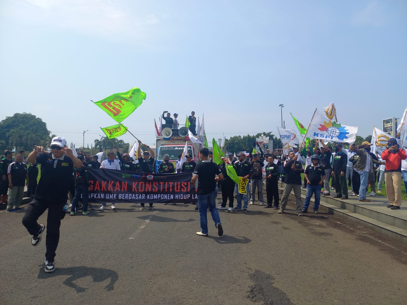 Ratusan Buruh Datangi Kantor Bupati Menuntut Kenaikan UMK