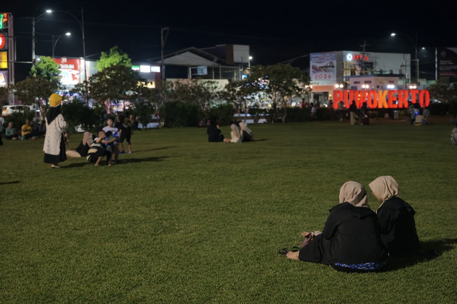 Rumput Alun-alun Purwokerto Boleh Diinjak Lagi