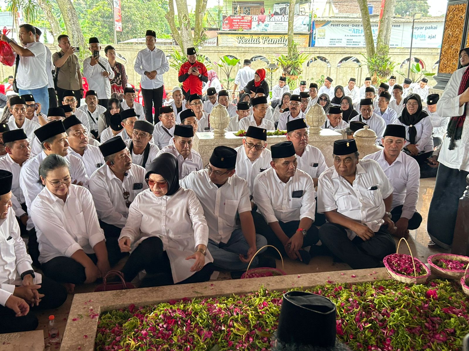 2.000 Kader PDIP Jateng Ziarah Makam Bung Karno, Bambang Pacul: Kami Ambil Semangat Perjuangan Beliau