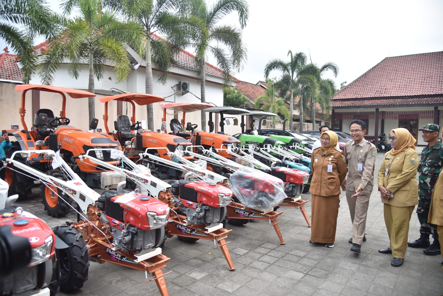 Pemkab Kebumen Salurkan 104 Unit Alsintan Senilai Rp12 Miliar