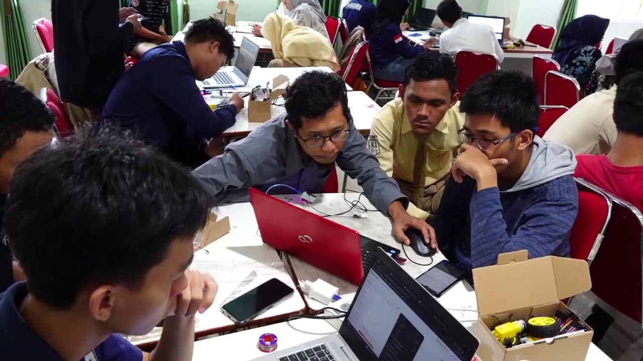 Siswa MAN 2 Kebumen Ikuti Pelatihan IoT dan Robotik