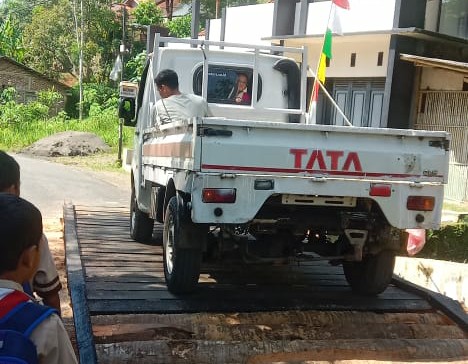 Jembatan Darurat di Jalan Kabupaten Ruas Kamulyan-Watuagung Selesai, Kendaraan Roda Empat Bisa Lewat