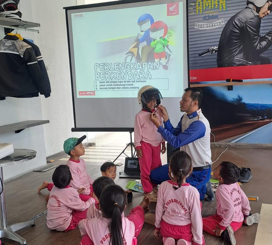 Jarang Dibahas, Ini Panduan Berkendara Berboncengan dengan Anak 